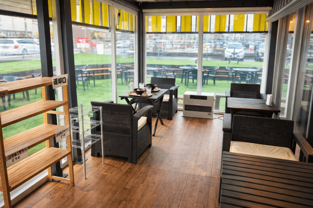 宮崎県都城市のどんぶりカレー専門店まっきーカレーの食事スペース。ゆったりとくつろげる明るく開放的な店内