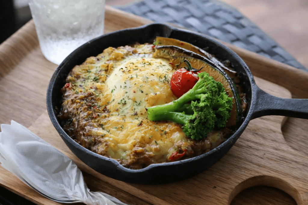 宮崎県都城市のどんぶりカレー専門店まっきーカレーのとろーりチーズの焼きカレー。熱々のカレーにたっぷりチーズをのせて焼き上げた人気メニュー