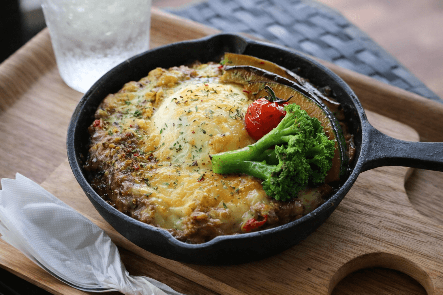 宮崎県都城市のどんぶりカレー専門店まっきーカレーのとろーりチーズの焼きカレー。熱々のカレーにたっぷりチーズをのせて焼き上げた人気メニュー