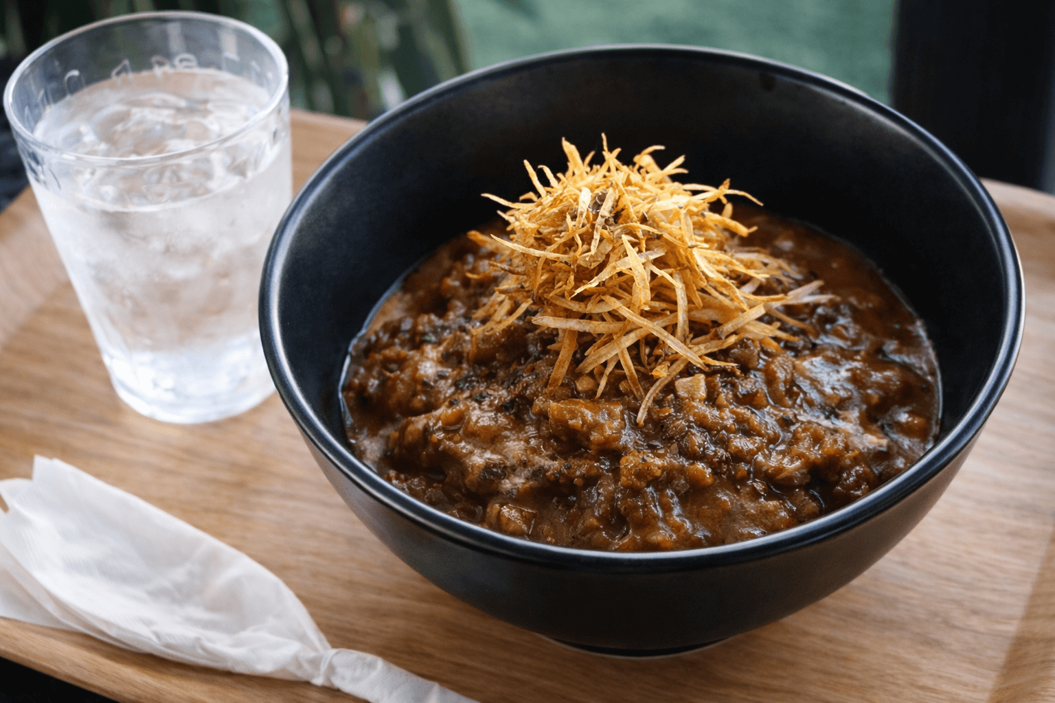 宮崎県都城市のどんぶりカレー専門店まっきーカレーの牛すじカレー。宮崎牛のすじ肉を使い、じっくり煮込んだコク深い一皿