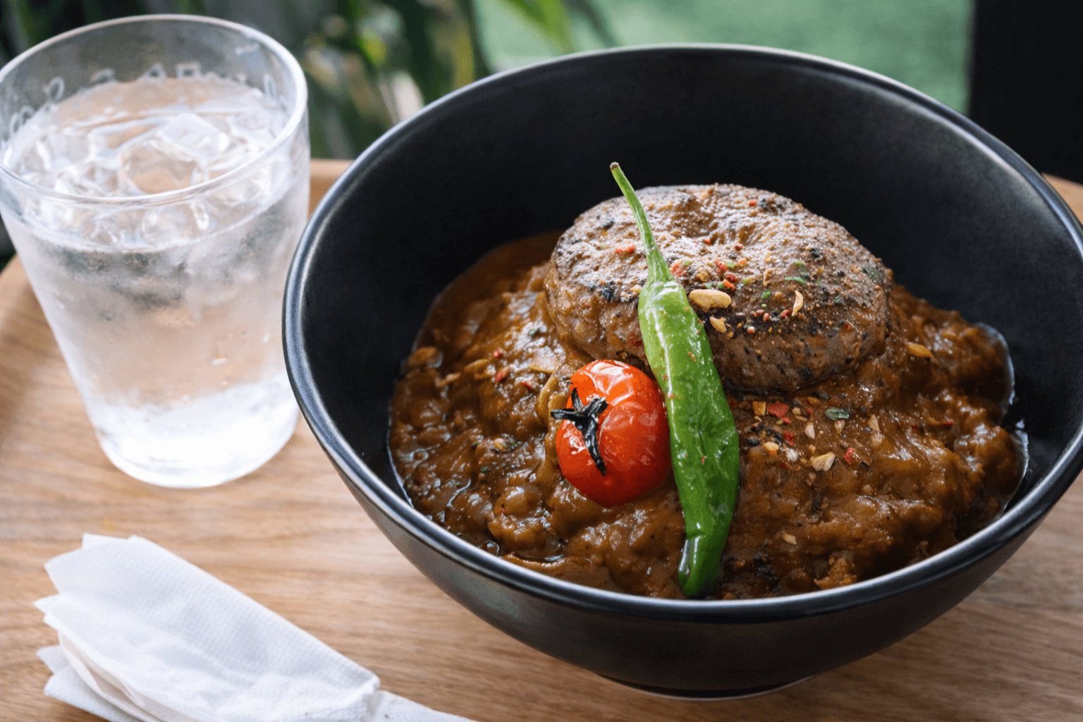宮崎県都城市のどんぶりカレー専門店まっきーカレーおすすめの柔らかいハンバーグカレー。3種のブランド肉をブレンドした旨みたっぷりの一皿