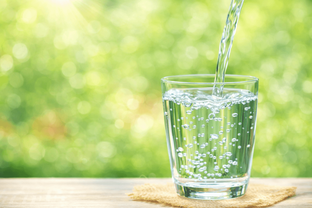 グラスに注がれる電解水素水のイメージ写真