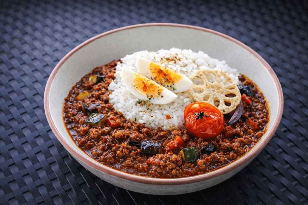 まっきーカレーのBセット。季節野菜と豚ミンチの旨みを引き出したキーマカレーが楽しめるランチ限定セット