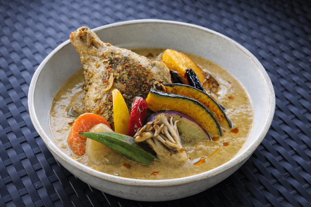 まっきーカレーのCセット。国産鶏の旨みと豆乳、たっぷり野菜を合わせたヘルシーな野菜スープカレーのランチセット